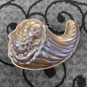 Vintage cornucopia jello mold
